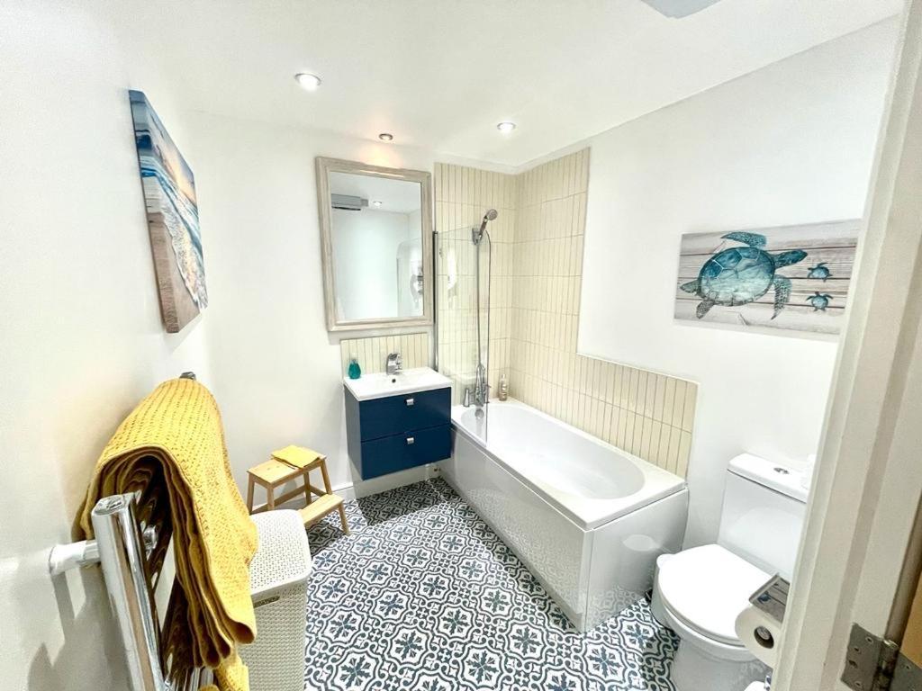 Cosy 1 Bedroom Apartment With Balcony Near Chiswick London Exteriör bild